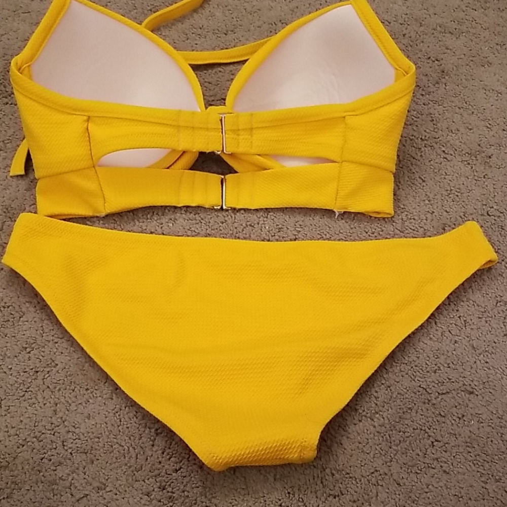 Yellow bikini - Picture 5 of 8